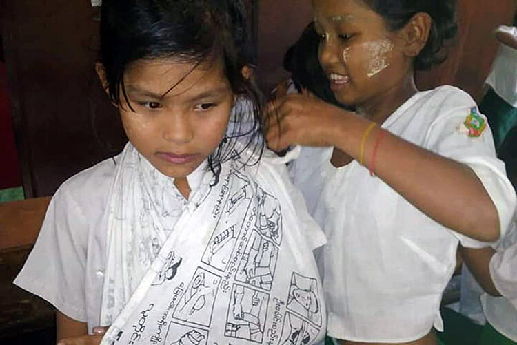 Erste-Hilfe-Schulung Foto: Zwei Mädchen aus Myanmar bei einer Erste-Hilfe-Übung