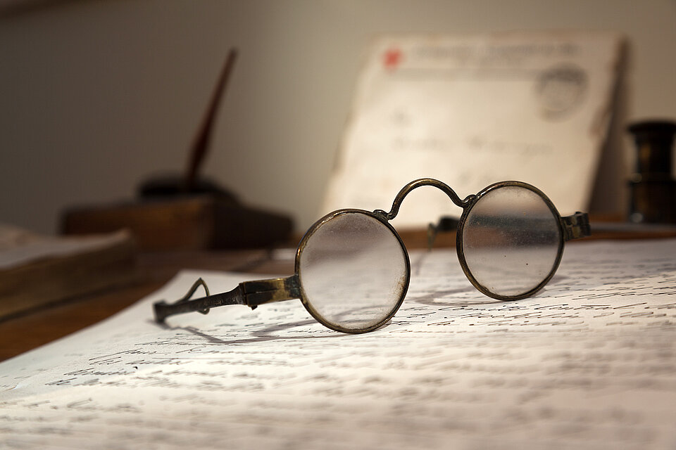 Henry-Dunant-Museum in Heiden Dunants Brille und Brief auf seinem Schreibtisch