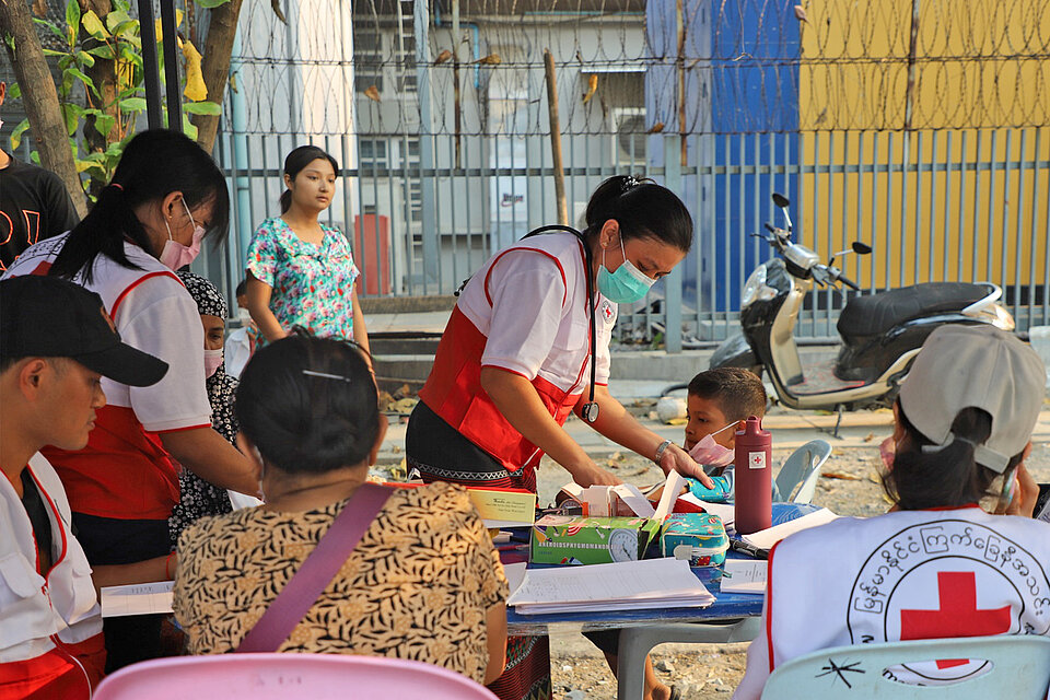 Menschen in der Erdbebenregion werden in der mobilen Gesundheitsstation in Myanmar versorgt
