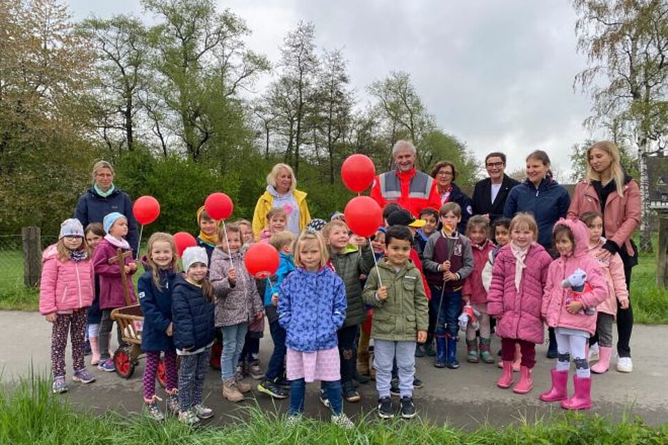 Fackellauf_LV_WL_KVUnna_Kitas Kita Kinder des KV Unna mit der DRK-Fackel