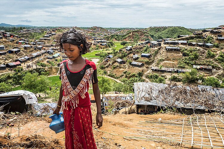 Cox´s Bazar Mädchen mit Flüchtlingscamp im Hintergrund