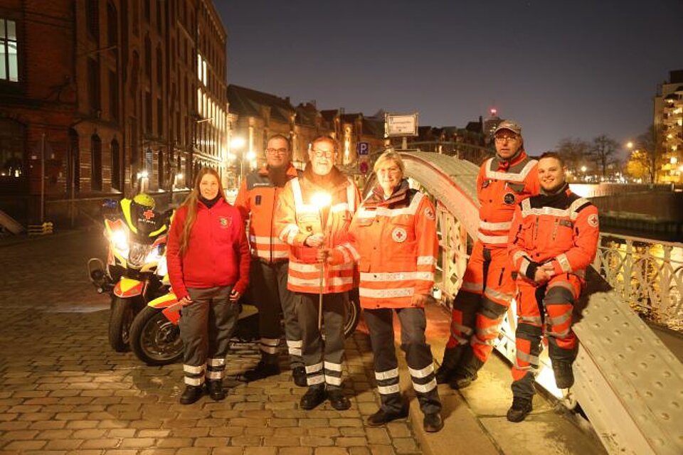 Fackellauf_LV_HH1 Ehrenamtliche des LV Hamburg mit der DRK-Fackel