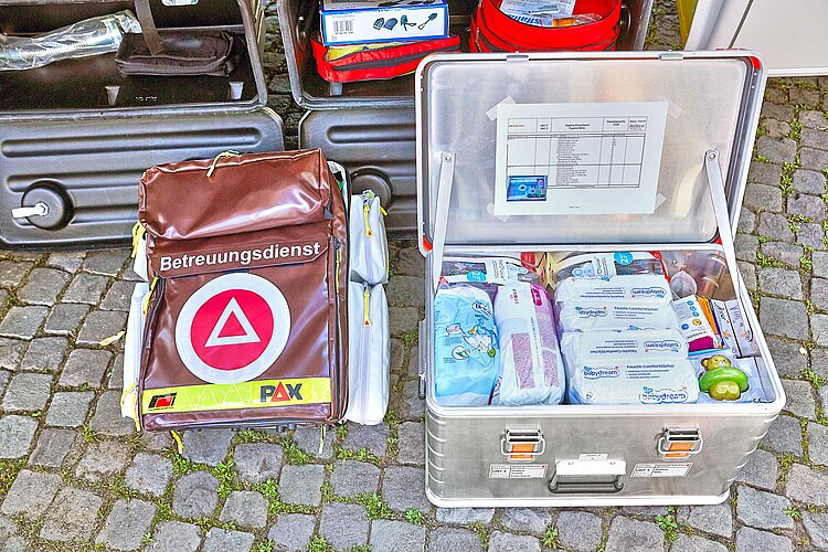 Ausrüstung Kisten und Rucksack mit Ausrüstung