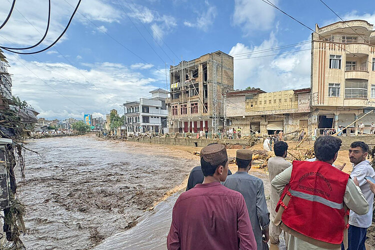 Rettungsteam nach Sturzflut in Pakistan 