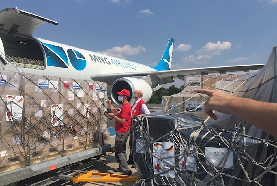 DRK Hilfsflug Libanon Beirut vom Flughafen Berlin Schoenefeld DRK Hilfsflug nach Beirut im Libanon wird am Flughafen Berlin Schoenefeld beladen