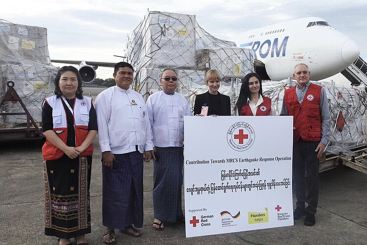 Am Flughafen in Myanmar werden die Hilfsgüter entgegengenommen