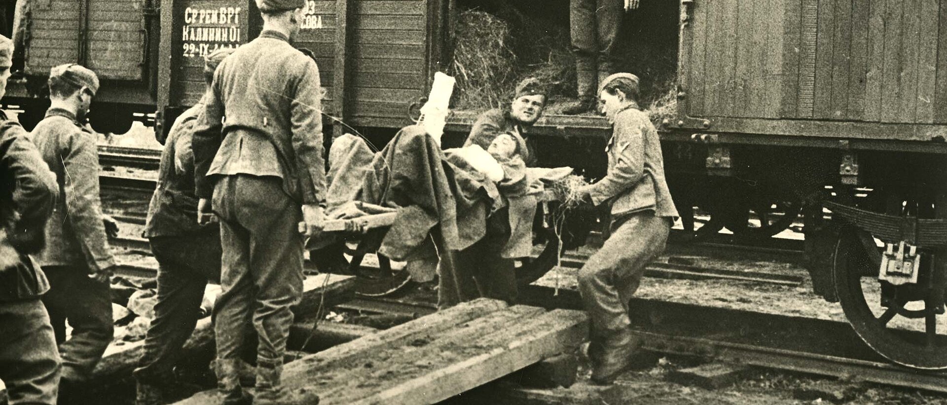 Ausladen verwundeten Soldaten aus Zug
