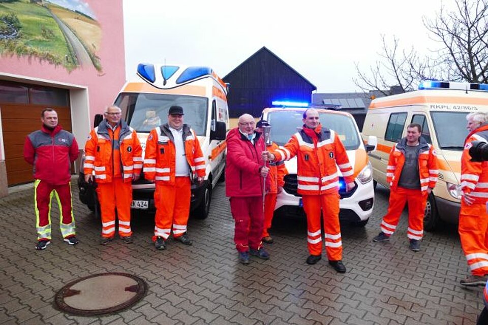 Fackellauf_LVTh_KVSOK1 DRK-Fackel mit Ehrenamtlichen des KV Saale-Orla-Kreis