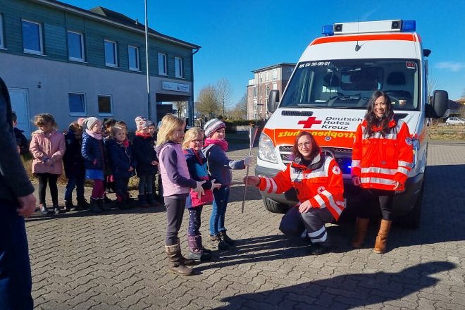 Am 07.03. brachte ein „Fackelläufer“ die Fackel in die DRK Kita „Löwenzahn“ in Bad Bramstedt, wo die Kinder die Fackel bereits erwarteten. Am 07.03. brachte ein „Fackelläufer“ die Fackel in die DRK Kita „Löwenzahn“ in Bad Bramstedt, wo die Kinder die Fackel bereits erwarteten.