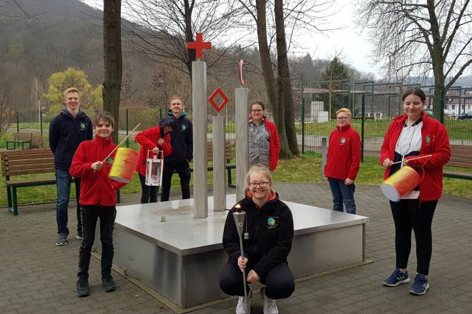 Fackellauf_LVSa_KVFreital_JRK DRK-Fackel beim JRK des KV Freital