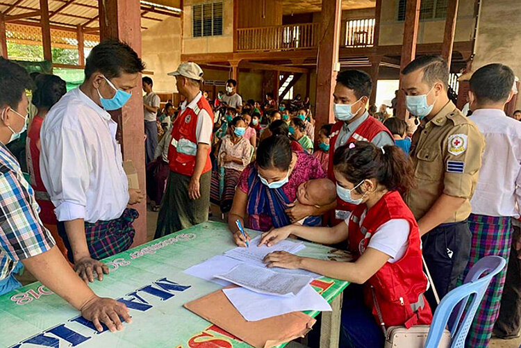 Rotkreuzhilfe in Kachin Anmeldung für Hilfsgüterverteilung beim Myanmarischen Roten Kreuz
