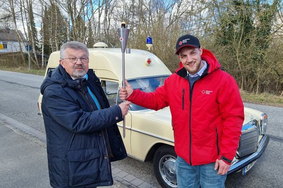 Jürgen Luig (li.), Präsident des DRK Lübeck, übernimmt das „Licht der Hoffnung“ von Florian Steinkamp vom DRK Schönberger Land. Jürgen Luig (li.), Präsident des DRK Lübeck, übernimmt das „Licht der Hoffnung“ von Florian Steinkamp vom DRK Schönberger Land.