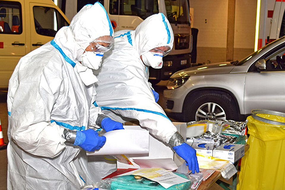 DriveIn-Testzentrum Hannover Ehrenamtliche mit Vollschutz im Corona-Testzentrum Hannover