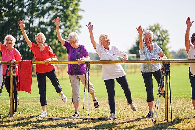 Seniorinnen machen Gymnastik im Freien