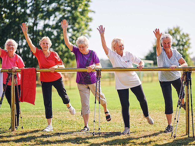 Seniorinnen machen Gymnastik im Freien