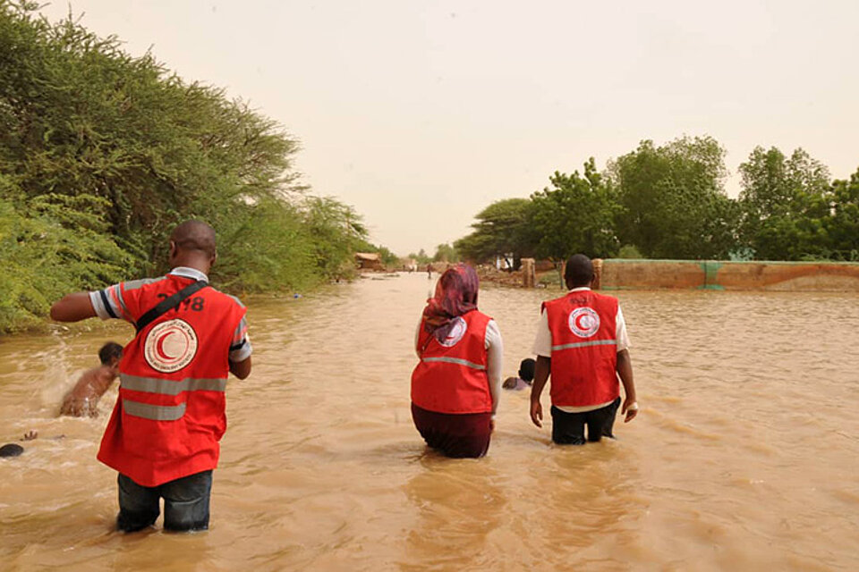 Rothalbmond-Freiwillige im Hochwasser Sudanesische Rothalbmond-Freiwillige im Hochwasser