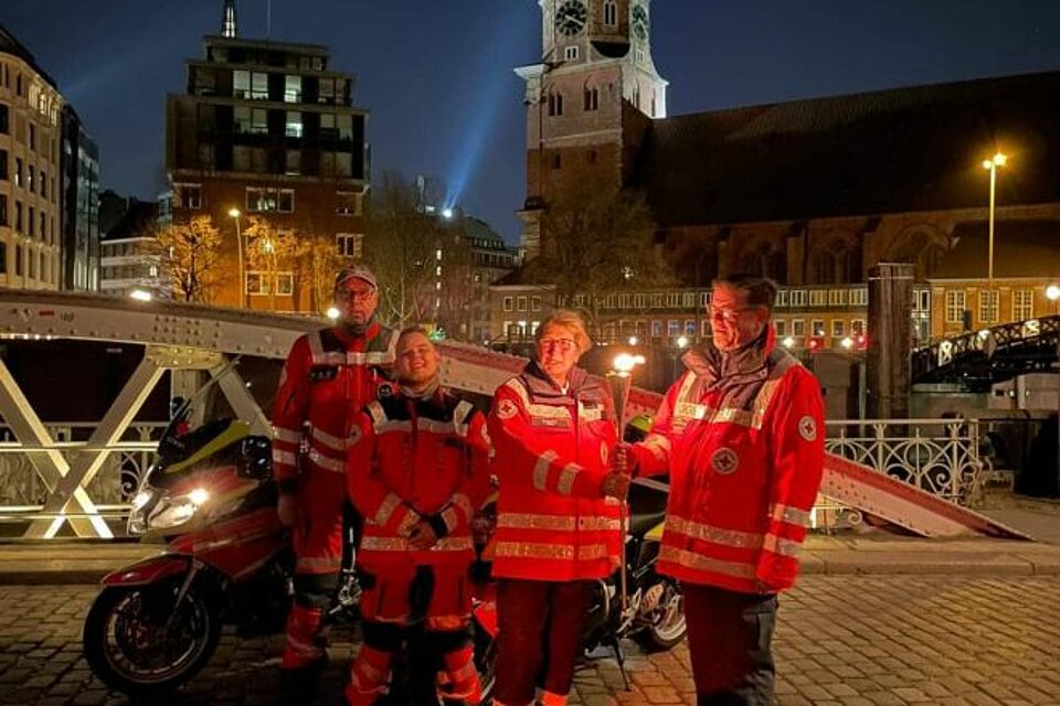 Fackellauf_LV_SH_KV_Steinburg3 Ehrenamtliche des KV Steinburg mit der DRK-Fackel