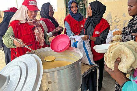 Frauen verteilen Suppe