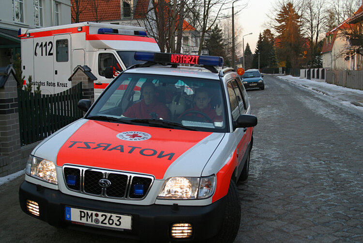 Die Fahrt mit Blaulicht ins Krankenhaus Notarzt und Rettungswagen fahren los