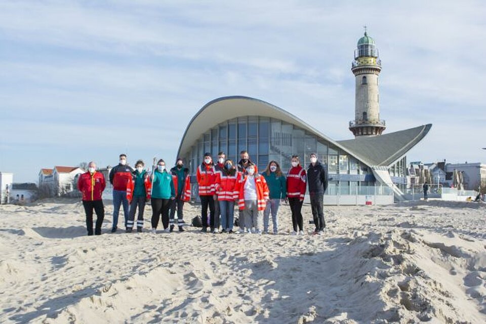 Ehrenamtliche des Jugendrotkreuzes, der Wasserwacht und der Bereitschaft am Leuchtturm in Warnemünde. Ehrenamtliche des Jugendrotkreuzes, der Wasserwacht und der Bereitschaft am Leuchtturm in Warnemünde.