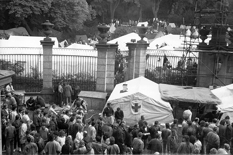 DDR-Flüchtlinge in der Prager Botschaft 1989 Foto: DDR-Flüchtlinge in der Prager Botschaft 1989