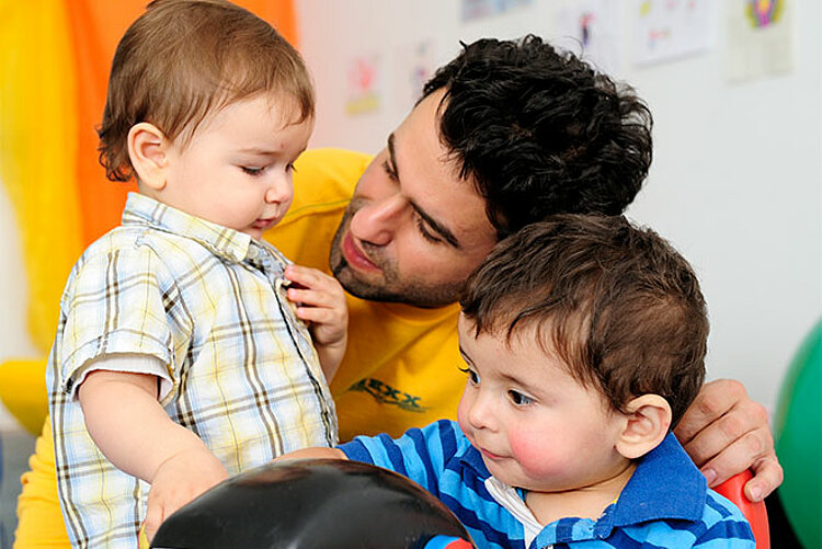 Projekte für Kinder und Eltern Vater mit zwei Kindern