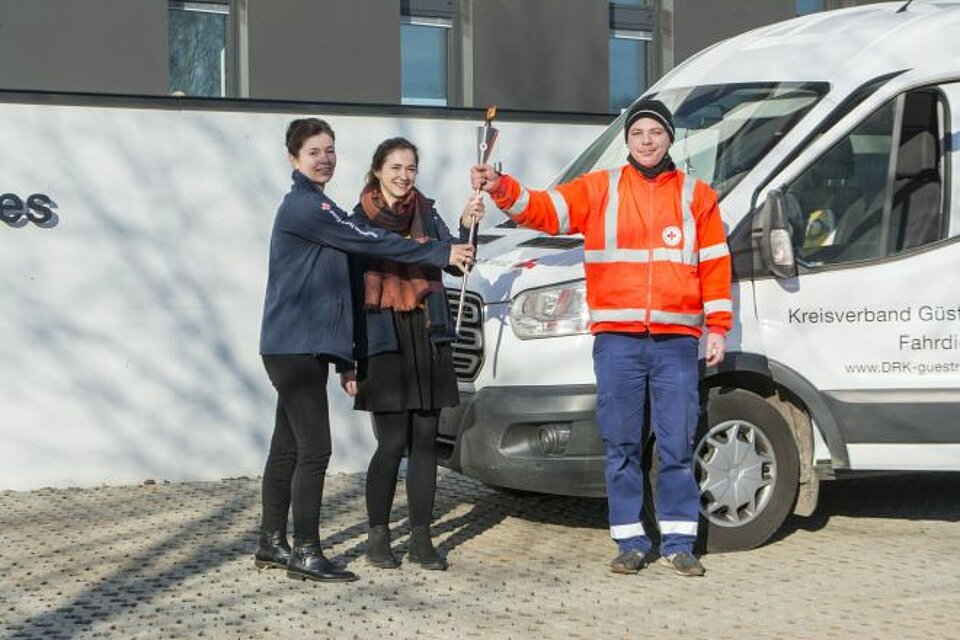 Am Morgen des 2. März übernahm Andy Marx (r.) vom Fahrdienst des DRK Güstrow die Fackel vom DRK Kreisverband Rostock. 1 Am Morgen des 2. März übernahm Andy Marx (r.) vom Fahrdienst des DRK Güstrow die Fackel vom DRK Kreisverband Rostock.