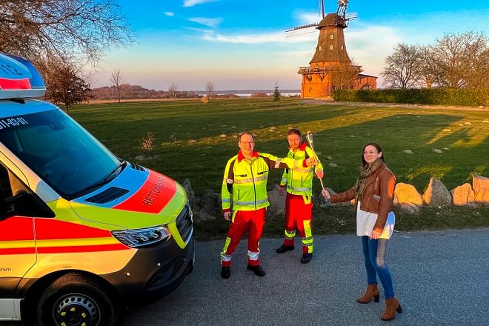 Der DRK Rettungsdienst Parchim Ludwigslust gGmbH nimmt die Fackeln vom KV Güstrow an der Goldberger Mühle entgegen. Der DRK Rettungsdienst Parchim Ludwigslust gGmbH nimmt die Fackeln vom KV Güstrow an der Goldberger Mühle entgegen.