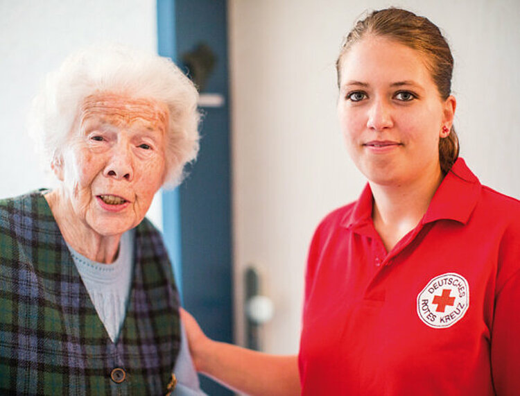 Betreutes Wohnen für ältere Menschen Betreutes Wohnen: Seniorin mit DRK-Servicekraft