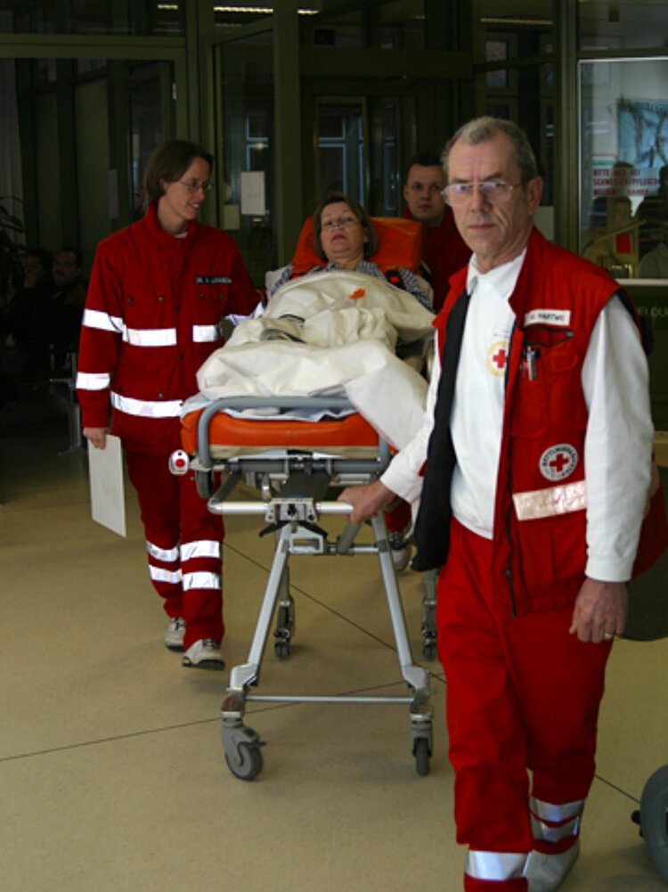 Ankunft im Krankenhaus Auf der Liege wird die Patientin ins Krankenhaus gebracht