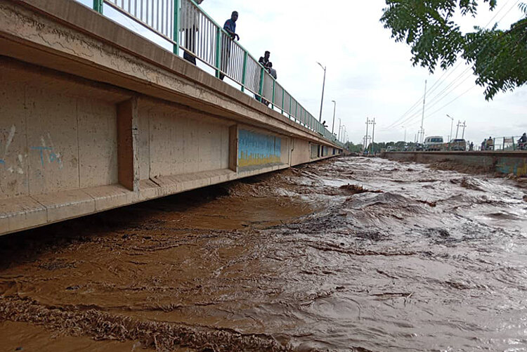 Überschwemmung Braunes Wasser an Unterseite einer Brücke