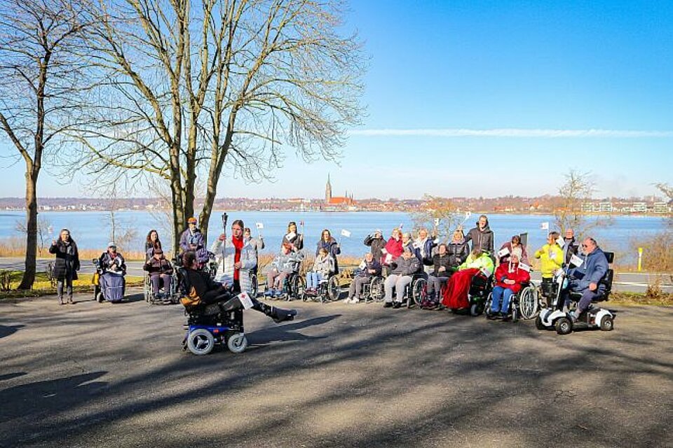 Fackellauf_LV_SH_KV_Schleswig-Flensburg3 Ehrenamtliche des KV Schleswig-Flensburg mit der DRK-Fackel