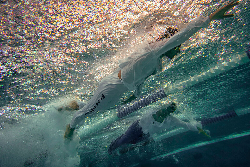 Bundeswettbewerb Rettungsschwimmen der Wasserwacht Rettungsschwimmer im Wasser - Sicht von unten