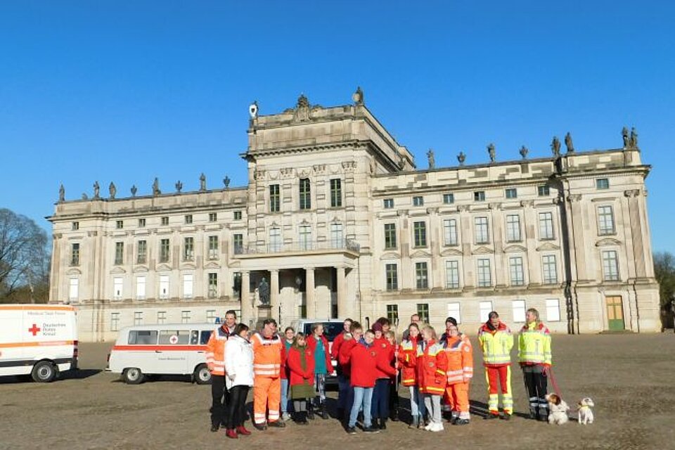 Fackelübergabe vor dem Ludwigsluster Barockschloss an JRK vom DRK-KV Mecklenburgische Seenplatte Fackelübergabe vor dem Ludwigsluster Barockschloss an JRK vom DRK-KV Mecklenburgische Seenplatte