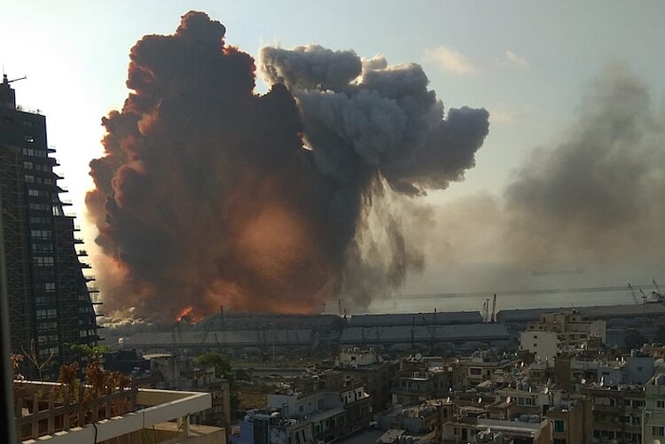 Libanon_Beirut_Explosionen_DRK_Druckwelle Explosion im Hafen von Beirut im Libanon mit Druckwelle und Rauchwolke