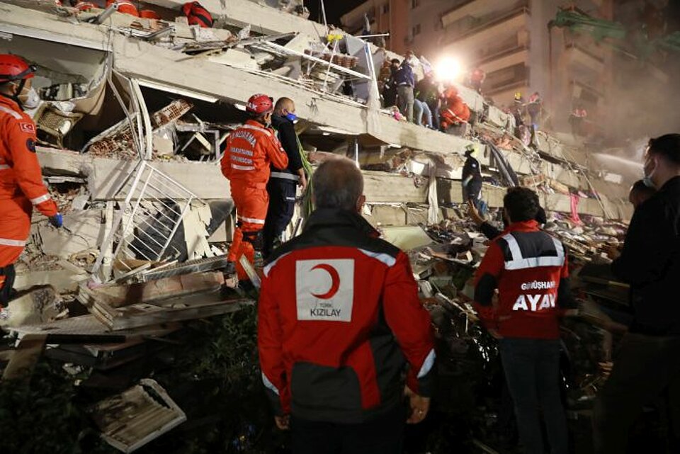 Tuerkei_Erdbeben_Izmir_Einsatzkraefte_Verschuettete Rettungskräfte und Helfer suchen nach Verschütteten nach dem schweren Erdbeben der Stärke 6,9 in der Ägäis. Die Küstenmetropole Izmir und die Insel Samos sind besonders schwer betroffen.