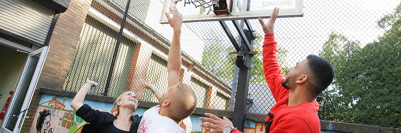 Freizeitangebote des DRK Jugendliche beim Basketball-Spielen.
