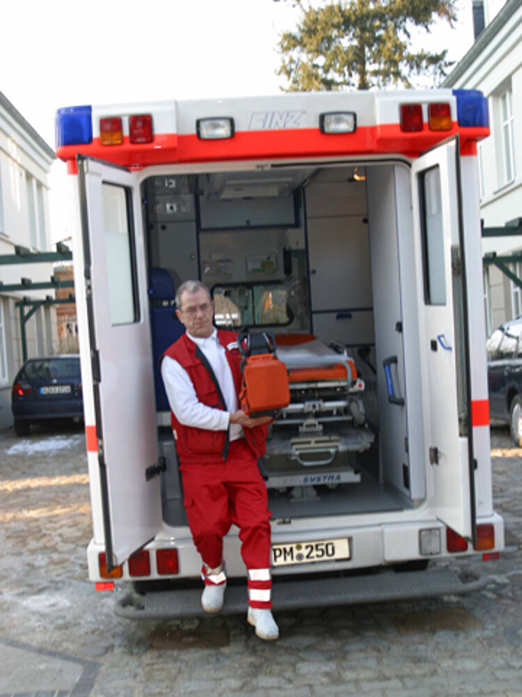 Rettungswagen trifft ein Rettungssanitäter steigt aus Rettungswagen aus