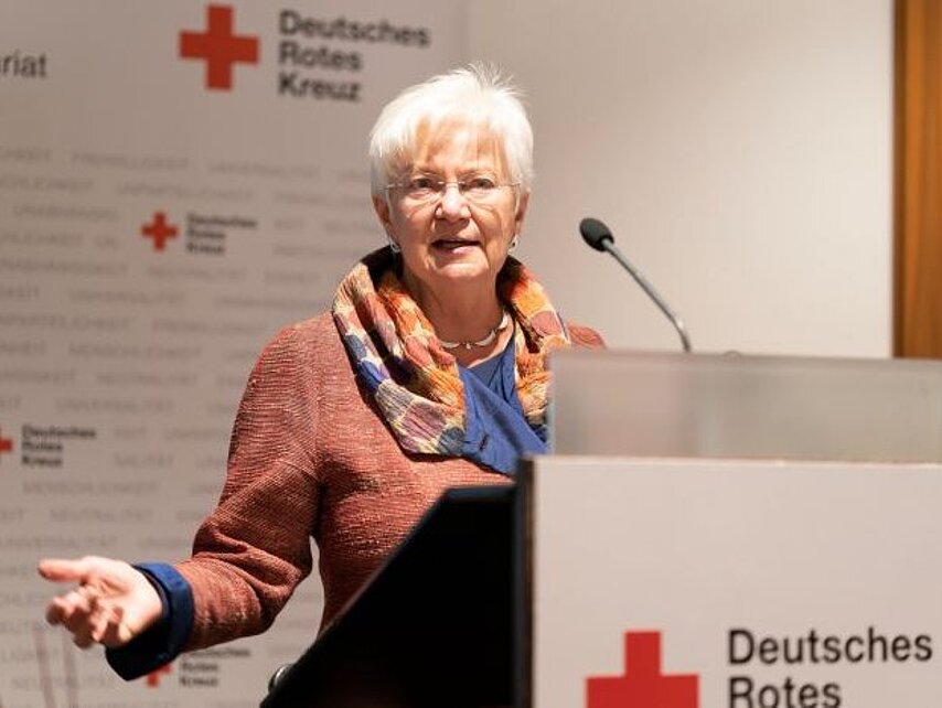 DRK-Präsidentin Gerda Hasselfeldt auf einem Podium 