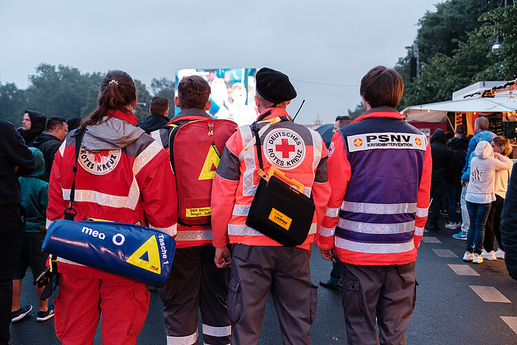 Einsatz von vier ehrenamtlichen Helfern des DRK-Sanitätsdienstes beim Public Viewing auf der Fanmeile zur Fussball-Weltmeisterschaft 2018.