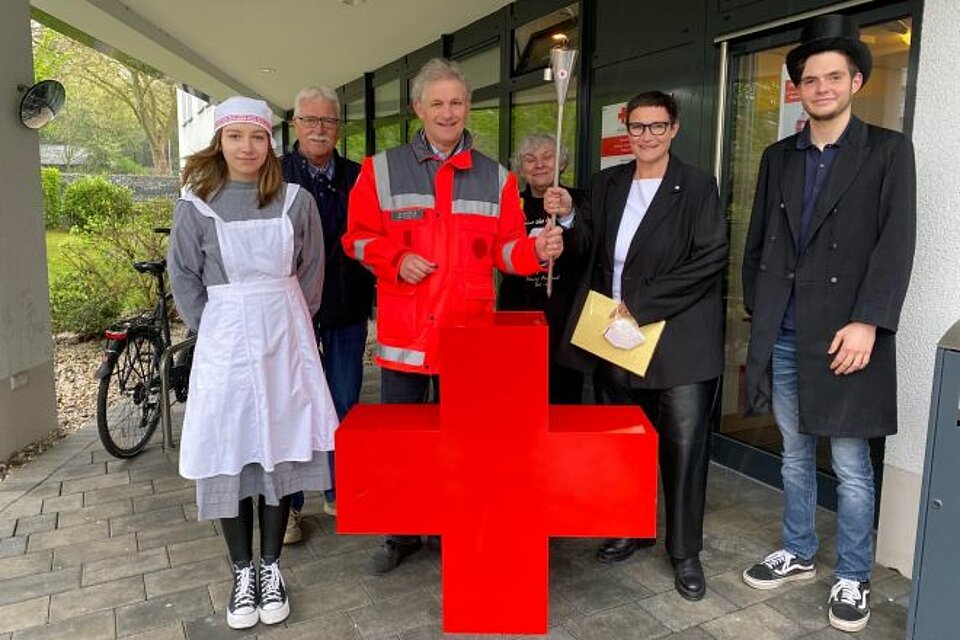 Fackellauf_LV_WL_KVUnna_Froeneberg2 Ehrenamtliche des KV Unna mit der DRK-Fackel