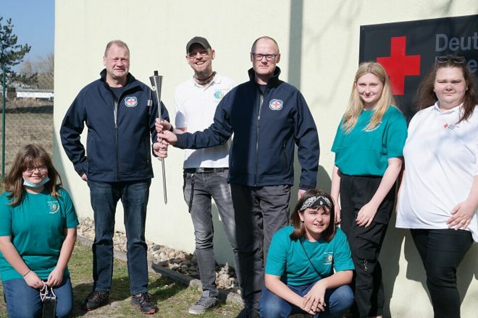 Fackellauf_LVSa-A_KV_BoerdeB Ehrenamtliche des KV Börde mit der DRK-Fackel