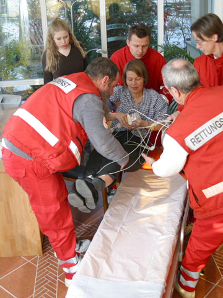 Verlagerung auf die Trage zum Transport Patientin wird auf Trage gelegt