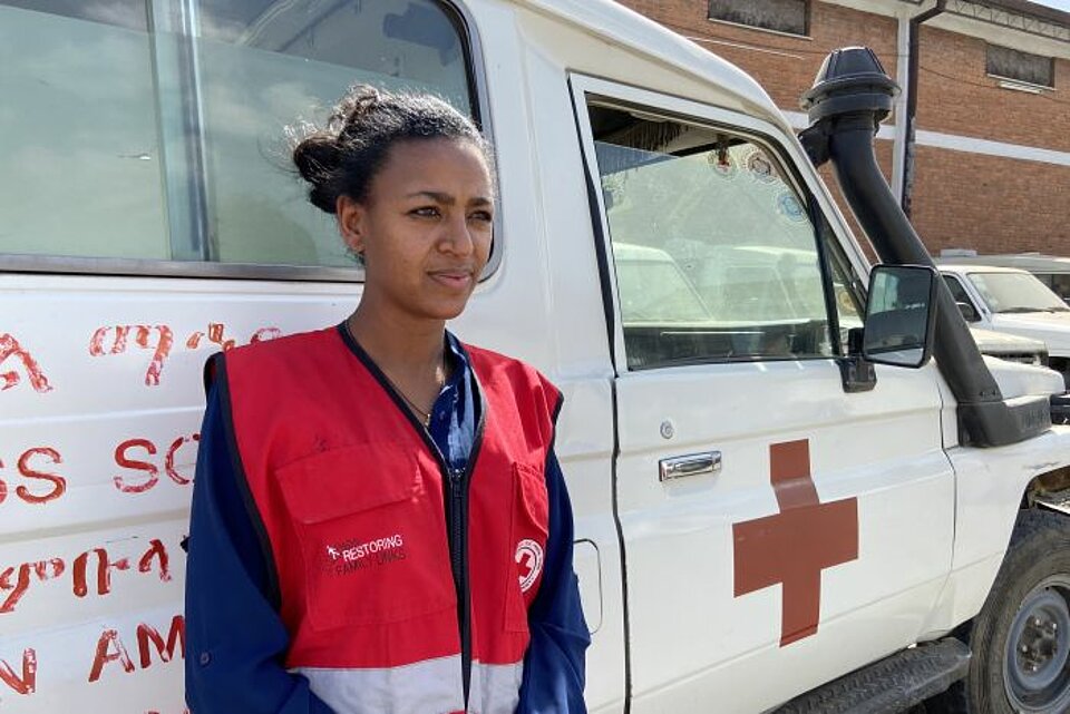 201216_Ethiopia_Aethiopien_PM Mitarbeiterin des Äthiopischen Roten Kreuzes vor Ambulanzfahrzeug