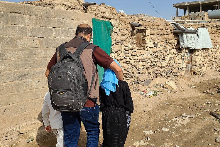 Walid mit Familie Mann umarmt seine Töchter