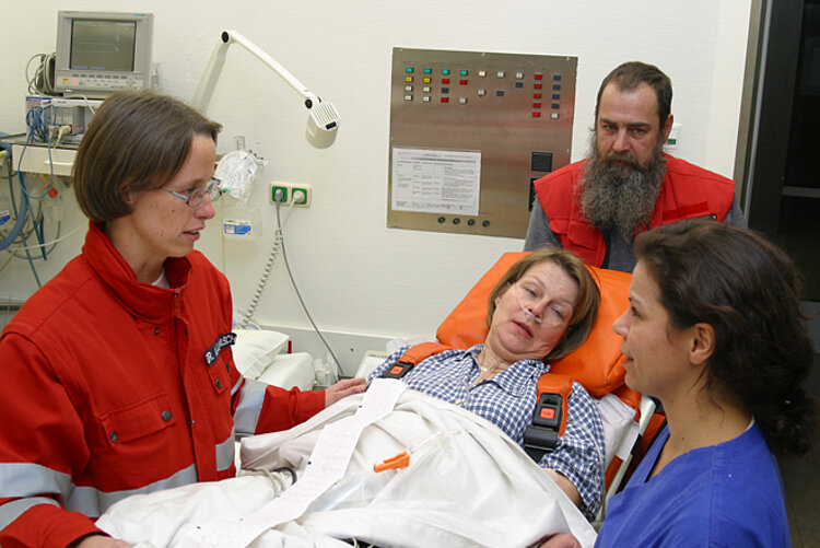 Ankunft auf der Intensivstation Behandlung auf der Intensivstation