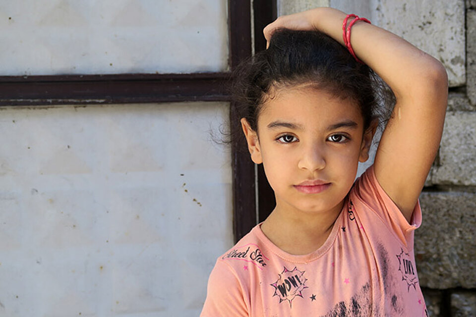 Rothalbmond-Hilfe in der Türkei Portrait eines syrischen Mädchens vor einer Wand