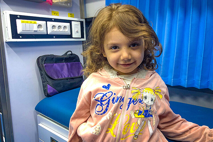 Kleine Patientin Portrait eines Mädchen in mobiler Klinik