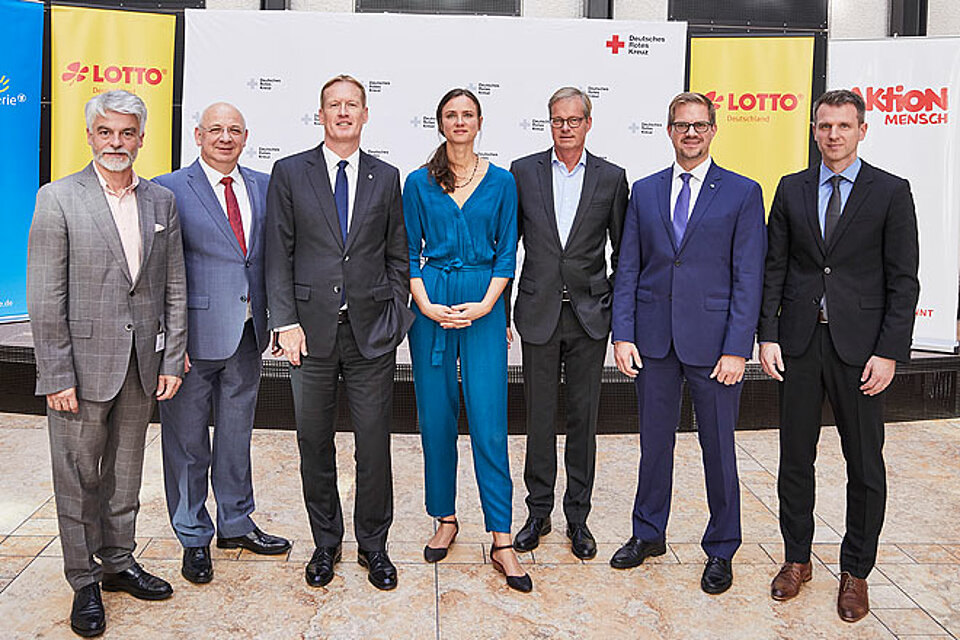 Pressekonferenz zum Lotto-Prinzip Die Teilnehmer der Lotto-Pressekonferenz um DRK-Generalskertär Christian Reuter