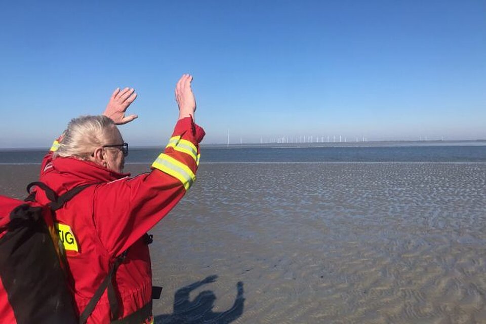 Fackellauf_LV_SH_KV_Nordfriesland3 Helmut Marczinkowski auf dem Weg durchs Wattenmeer von Föhr zum Festland.